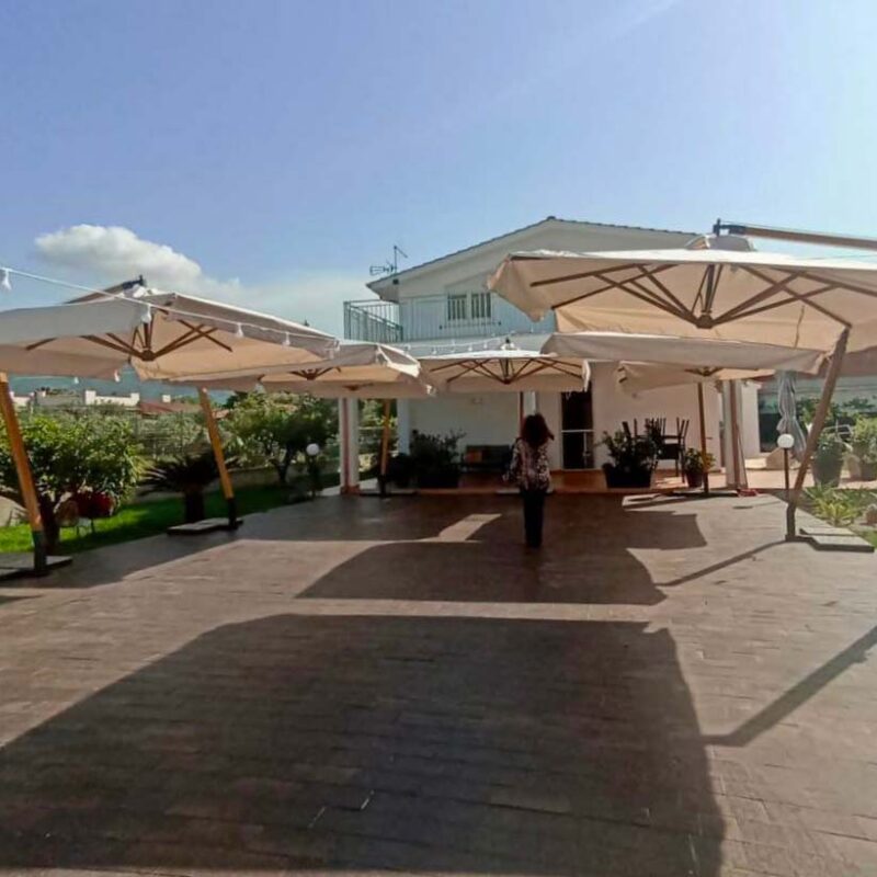 Noleggio ombrelloni per eventi: comfort e stile all’aperto