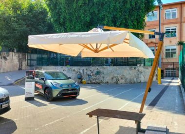 Ombrellone 3x3 braccio laterale in legno - evento scuola Gonzaga Palermo